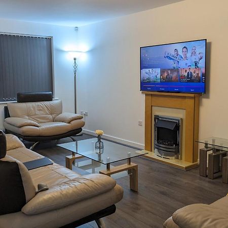 Clariturf: Canal-Side Retreat with Sky & Netflix Burnley Exterior photo