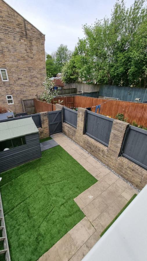 Clariturf: Canal-Side Retreat with Sky & Netflix Burnley Exterior photo